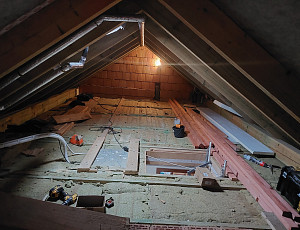 Zateplení stropu rodinného domu pomocí foukané izolace